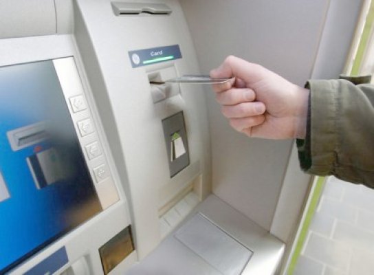 Prinşi în flagrant în timp ce furau din ATM-uri